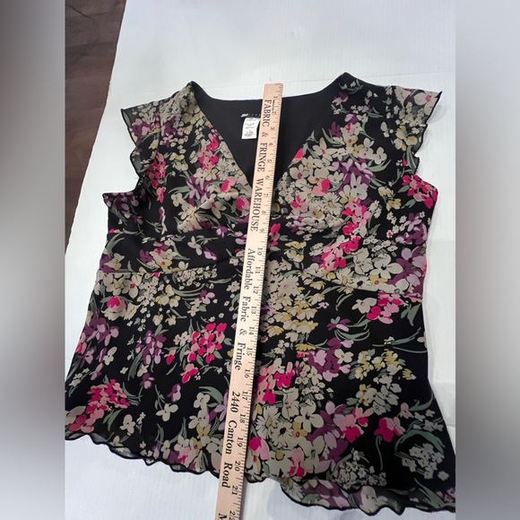 CAROLE LITTLE CAP SLEEVE, V NECK BLACK TOP W/FLORAL DESIGNS SIZE LARGE - Picture 5 of 6
